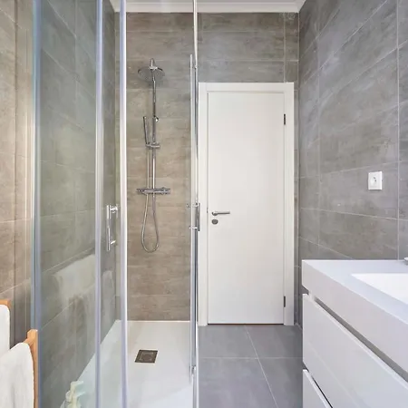 Spacious&light-filled 4br By Timecoler Amadora