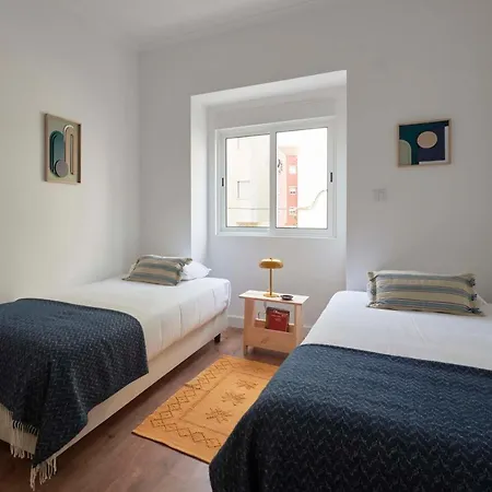 Spacious & Light-filled 4br By Timecoler *