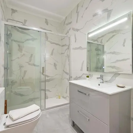 Spacious & Light-filled 4br By Timecoler אמאדורה