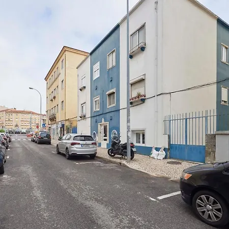 Apartment Spacious & Light-filled 4br By Timecoler Amadora