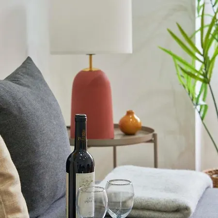 Spacious & Light-filled 4br By Timecoler *