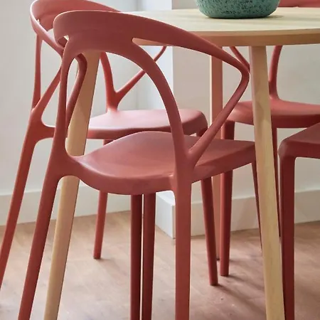 Spacious & Light-filled 4br By Timecoler אמאדורה