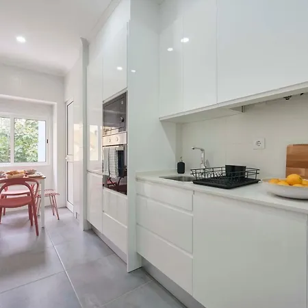 Apartment Spacious & Light-filled 4br By Timecoler Amadora