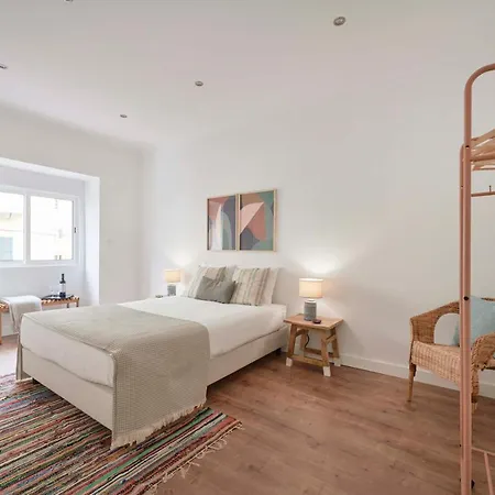 Spacious & Light-filled 4br By Timecoler Apartment Amadora