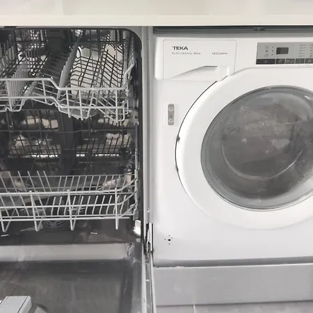 Spacious & Light-filled 4br By Timecoler דירה אמאדורה