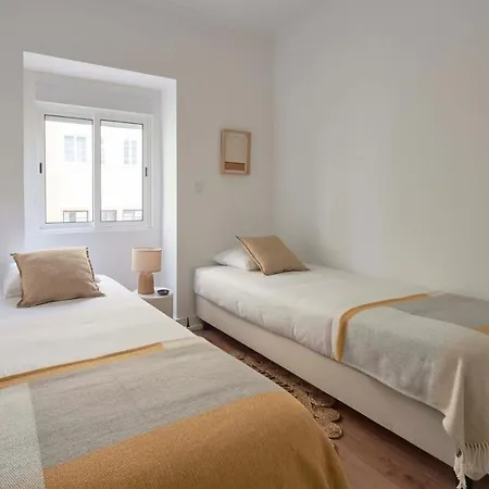 Spacious & Light-filled 4br By Timecoler *