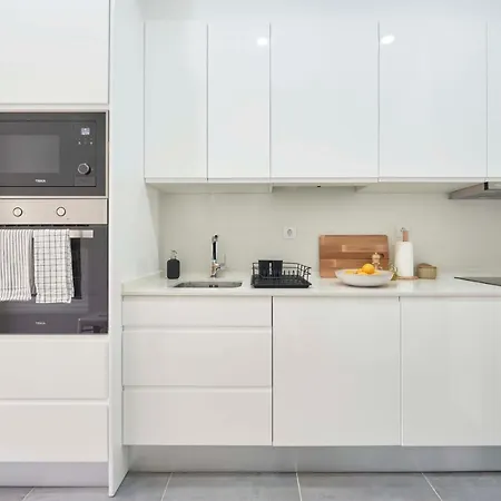 Spacious & Light-filled 4br By Timecoler Apartment Amadora