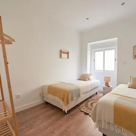 Spacious & Light-filled 4br By Timecoler דירה