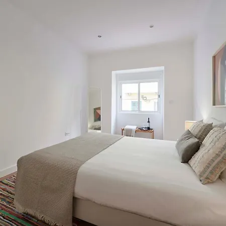 Spacious & Light-filled 4br By Timecoler Apartment Amadora
