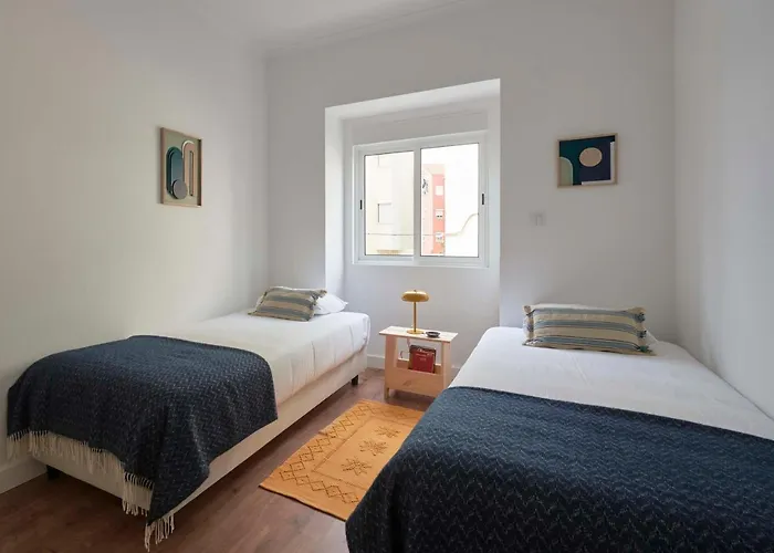 Spacious & Light-filled 4br By Timecoler *