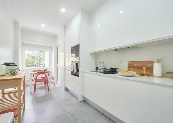 Apartament Spacious & Light-filled 4br By Timecoler *