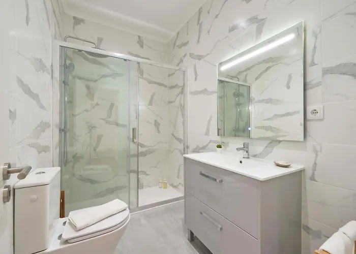 Spacious & Light-filled 4br By Timecoler Amadora