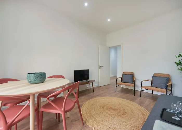 Spacious & Light-filled 4br By Timecoler Amadora