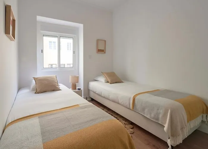 Spacious & Light-filled 4br By Timecoler *
