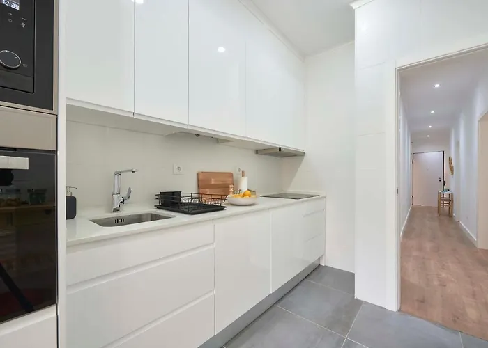 Spacious & Light-filled 4br By Timecoler