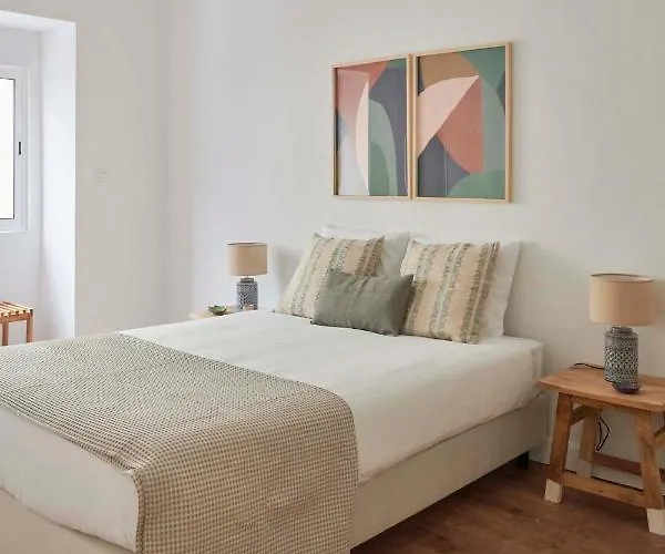 Spacious & Light-filled 4br By Timecoler * Amadora