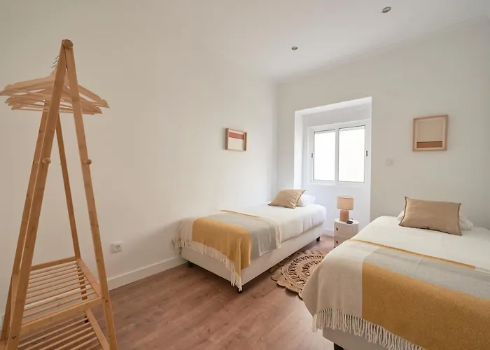 Spacious & Light-filled 4br By Timecoler Apartament