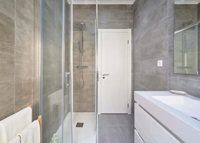 Spacious & Light-filled 4br By Timecoler Amadora